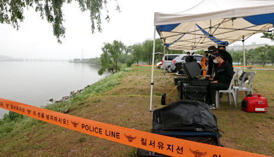 16일 오전 서울 반포한강공원 택시 승강장 인근에서 해군 군사경찰 관계자 등이 원격무인잠수정(ROV)을 이용해 고 손정민 씨 친구의 휴대폰을 수색하고 있다.  <연합뉴스>